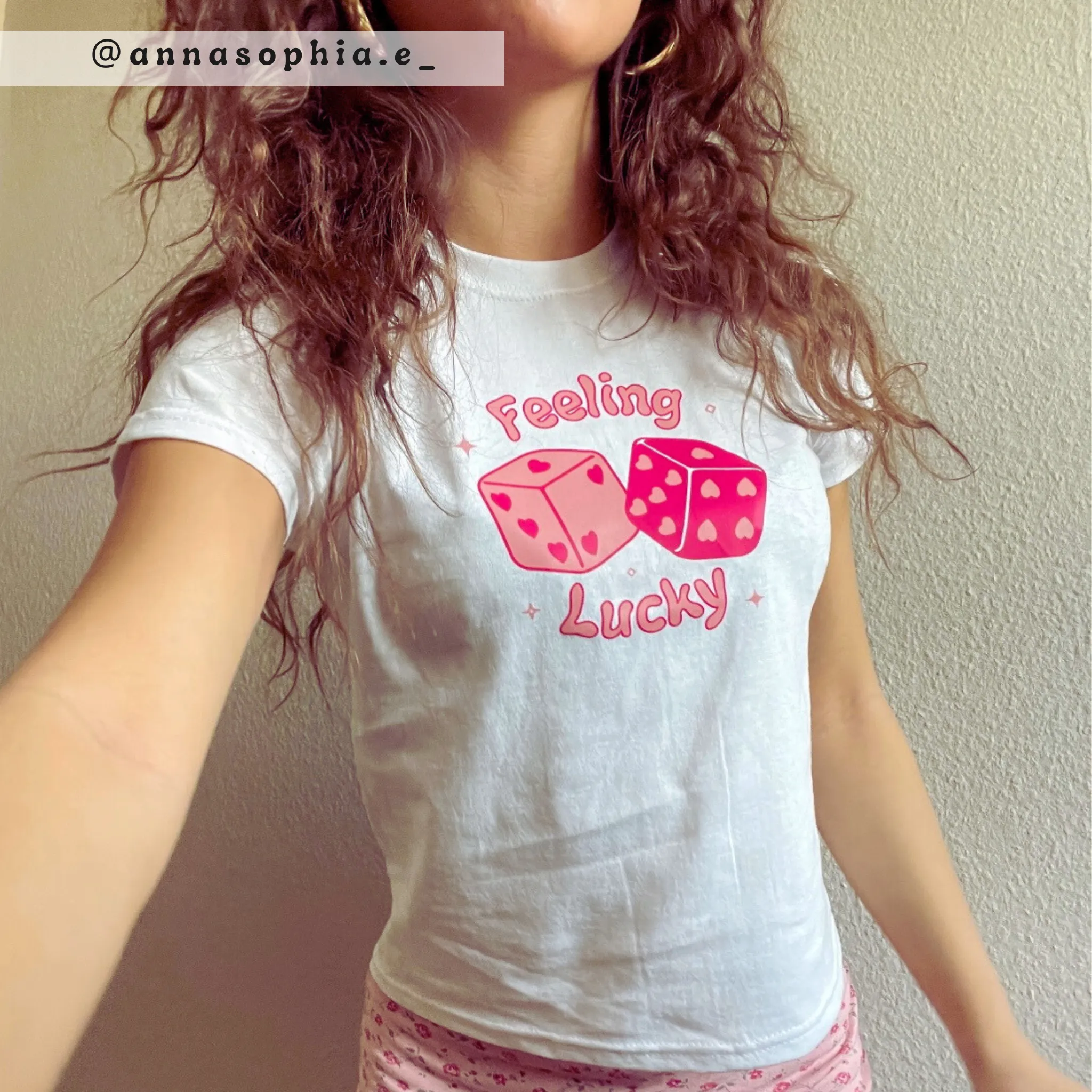 FEELING LUCKY, BABY TEE - HVID